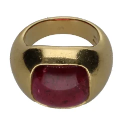 ANILLOS / SORTIJAS Sortija firmada por pomellato en oro amarillo con un rubí. Talla 11.