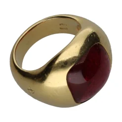 ANILLOS / SORTIJAS Sortija firmada por pomellato en oro amarillo con un rubí. Talla 11.
