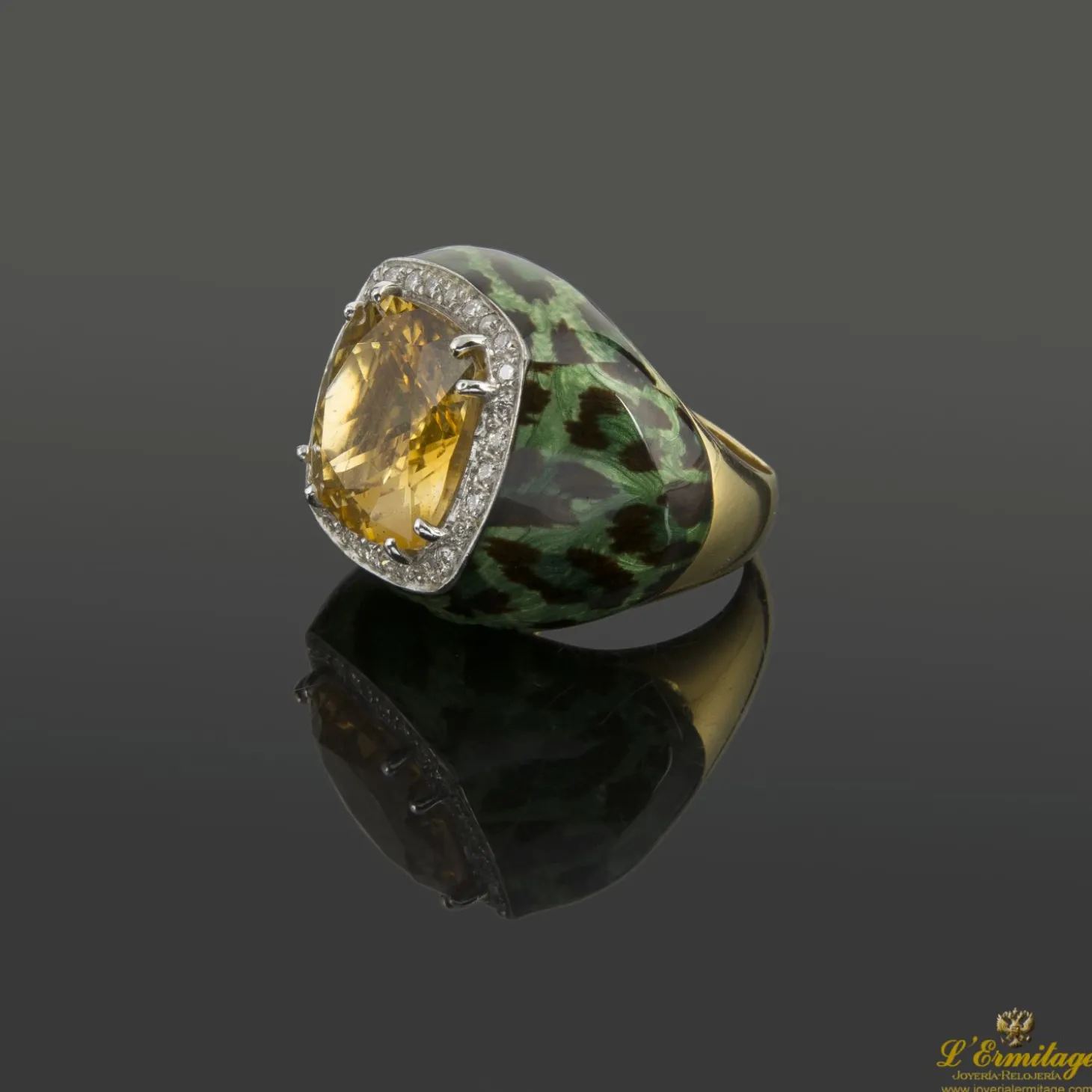 ANILLOS / SORTIJAS Sortija firmada por casato oro amarillo esmalte, un citrino y diamantes.