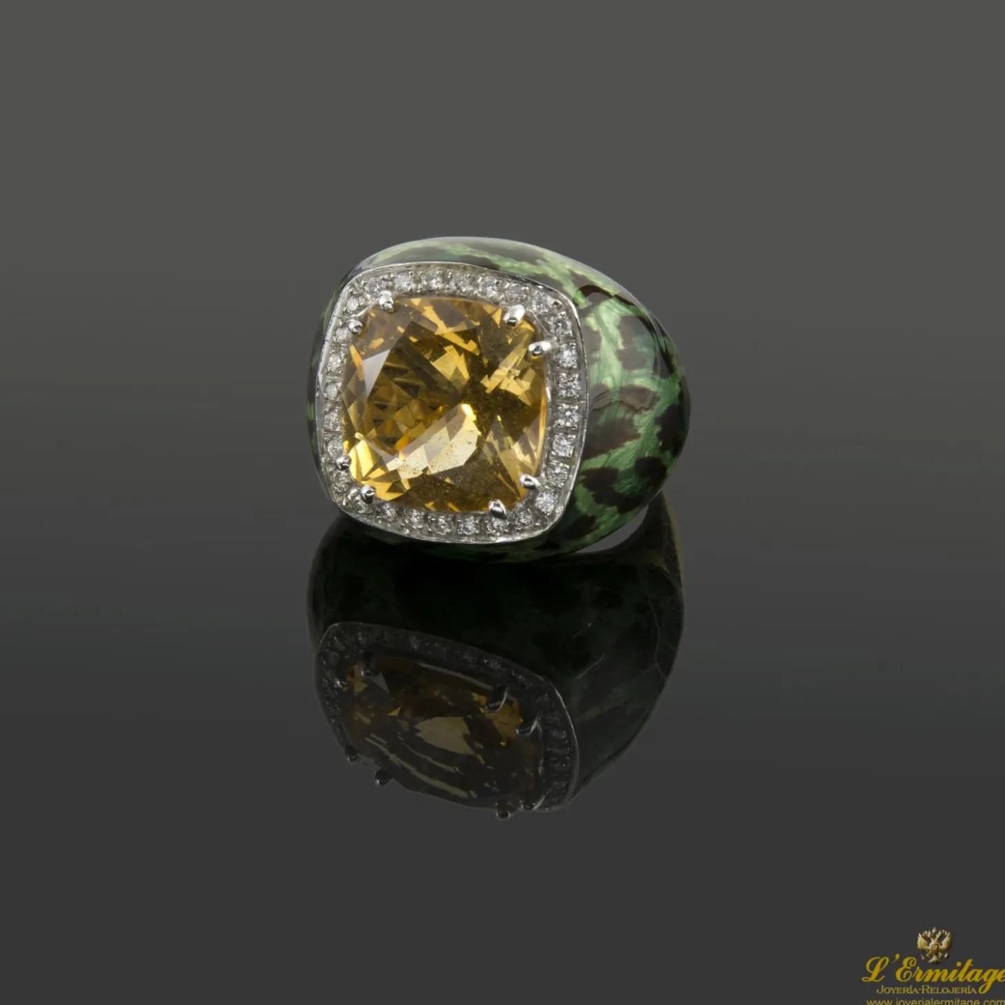 ANILLOS / SORTIJAS Sortija firmada por casato oro amarillo esmalte, un citrino y diamantes.