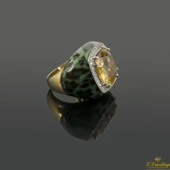 ANILLOS / SORTIJAS Sortija firmada por casato oro amarillo esmalte, un citrino y diamantes.