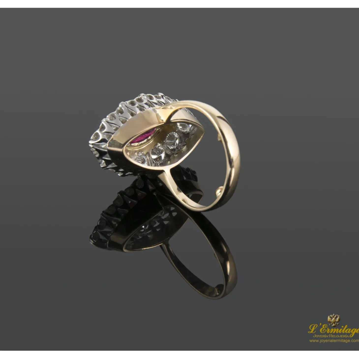 ANILLOS / SORTIJAS Sortija lanzadera oro blanco oro amarillo rubí y diamantes.
