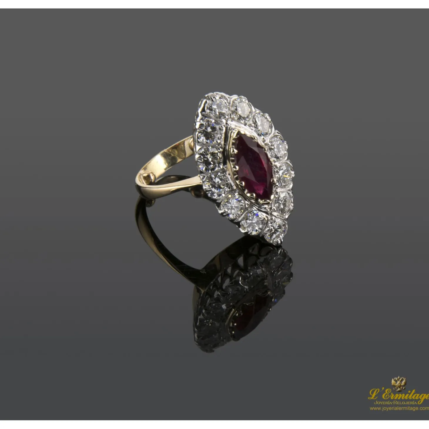 ANILLOS / SORTIJAS Sortija lanzadera oro blanco oro amarillo rubí y diamantes.