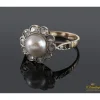 ANILLOS / SORTIJAS Sortija oro amarillo media perla y orla de diamantes talla antigua.