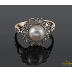 ANILLOS / SORTIJAS Sortija oro amarillo media perla y orla de diamantes talla antigua.
