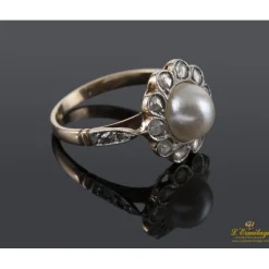 ANILLOS / SORTIJAS Sortija oro amarillo media perla y orla de diamantes talla antigua.