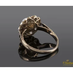 ANILLOS / SORTIJAS Sortija oro amarillo media perla y orla de diamantes talla antigua.