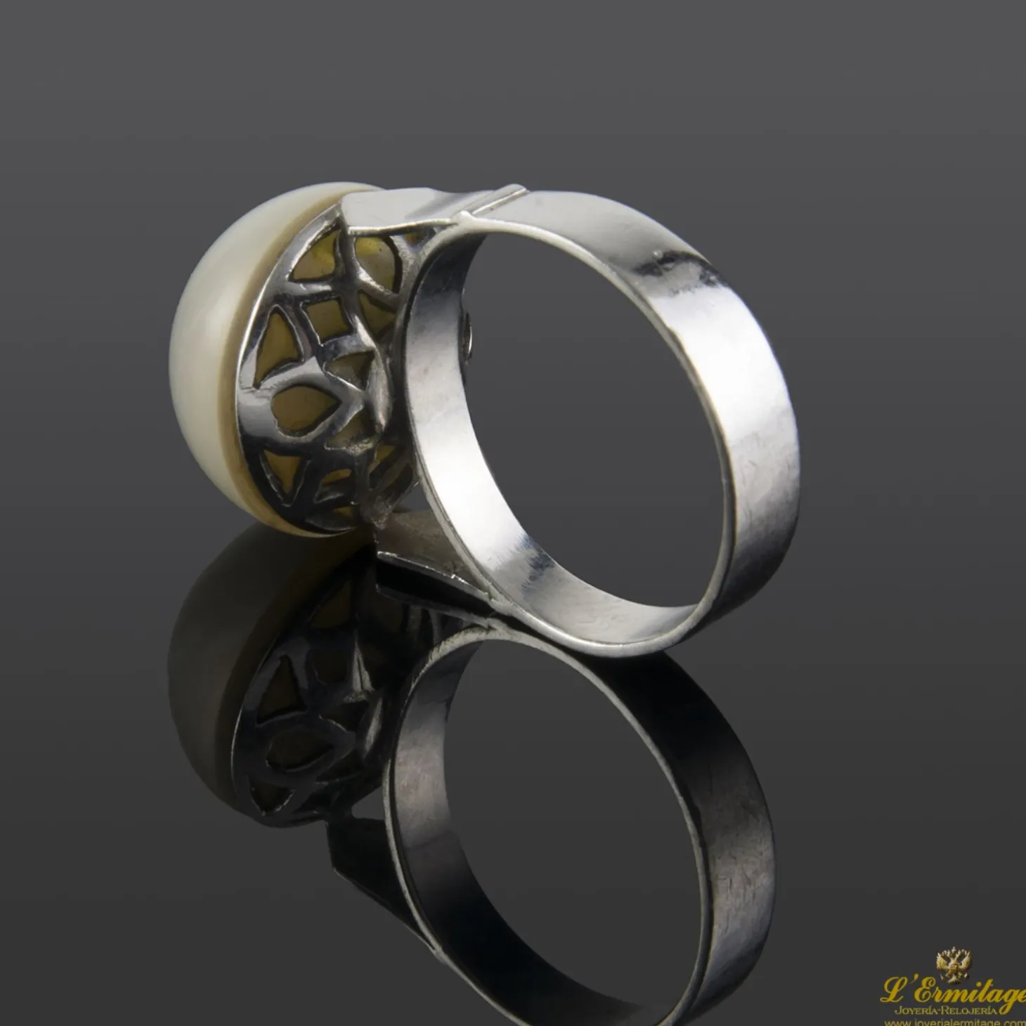 ANILLOS / SORTIJAS Sortija oro blanco con media perla cultivada
