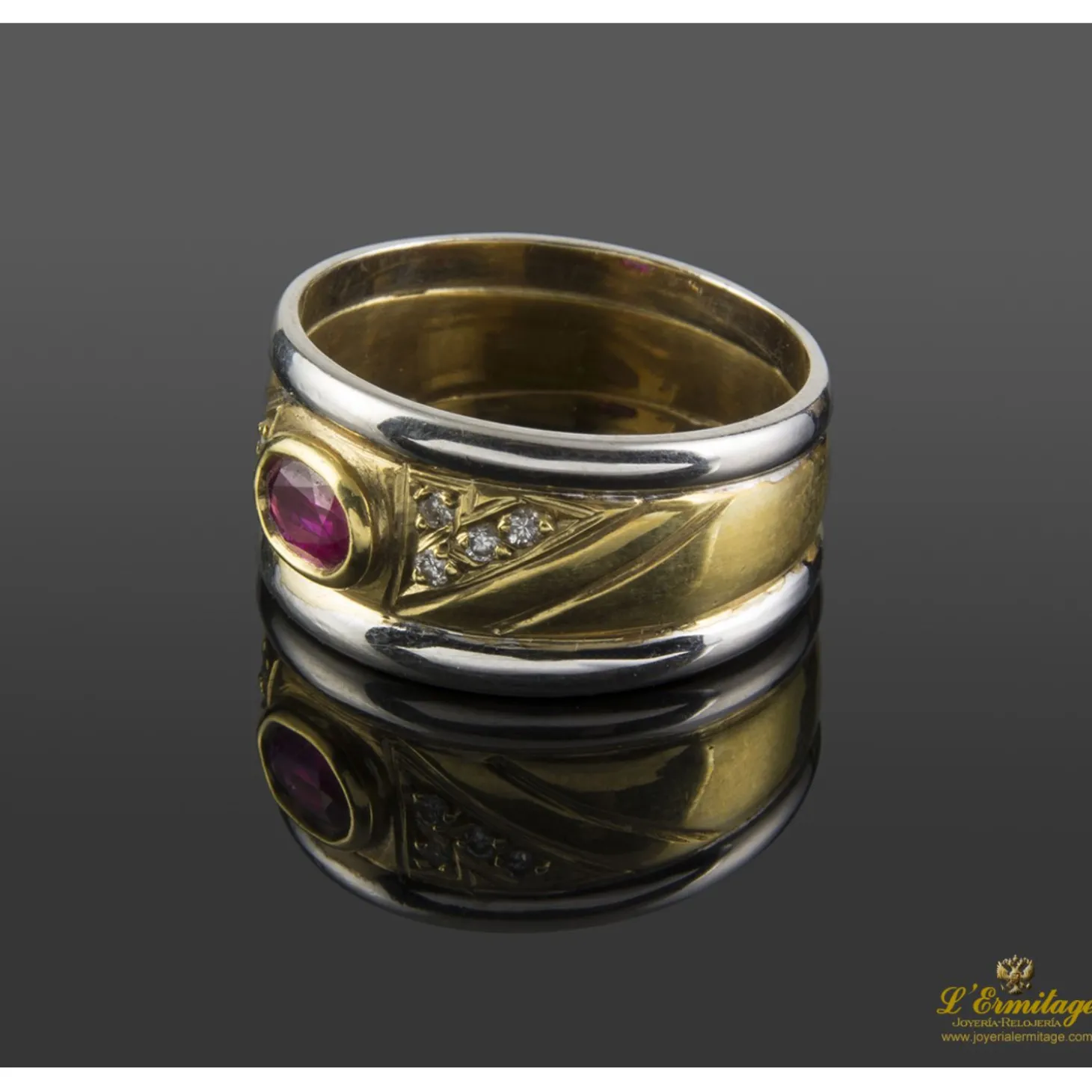 ANILLOS / SORTIJAS Sortija oro amarillo oro blanco rubí cabuchón y diamantes.