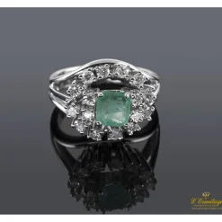 ANILLOS / SORTIJAS Sortija oro blanco esmeralda y diamantes.