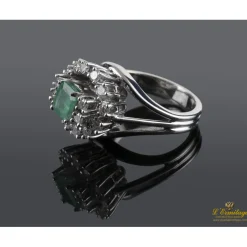 ANILLOS / SORTIJAS Sortija oro blanco esmeralda y diamantes.