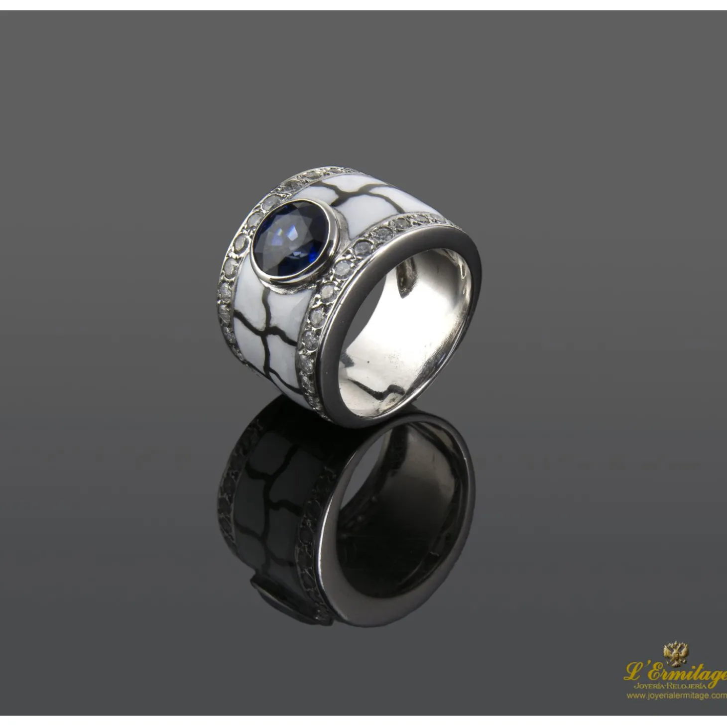 ANILLOS / SORTIJAS Sortija oro blanco esmalte zafiro y diamantes.