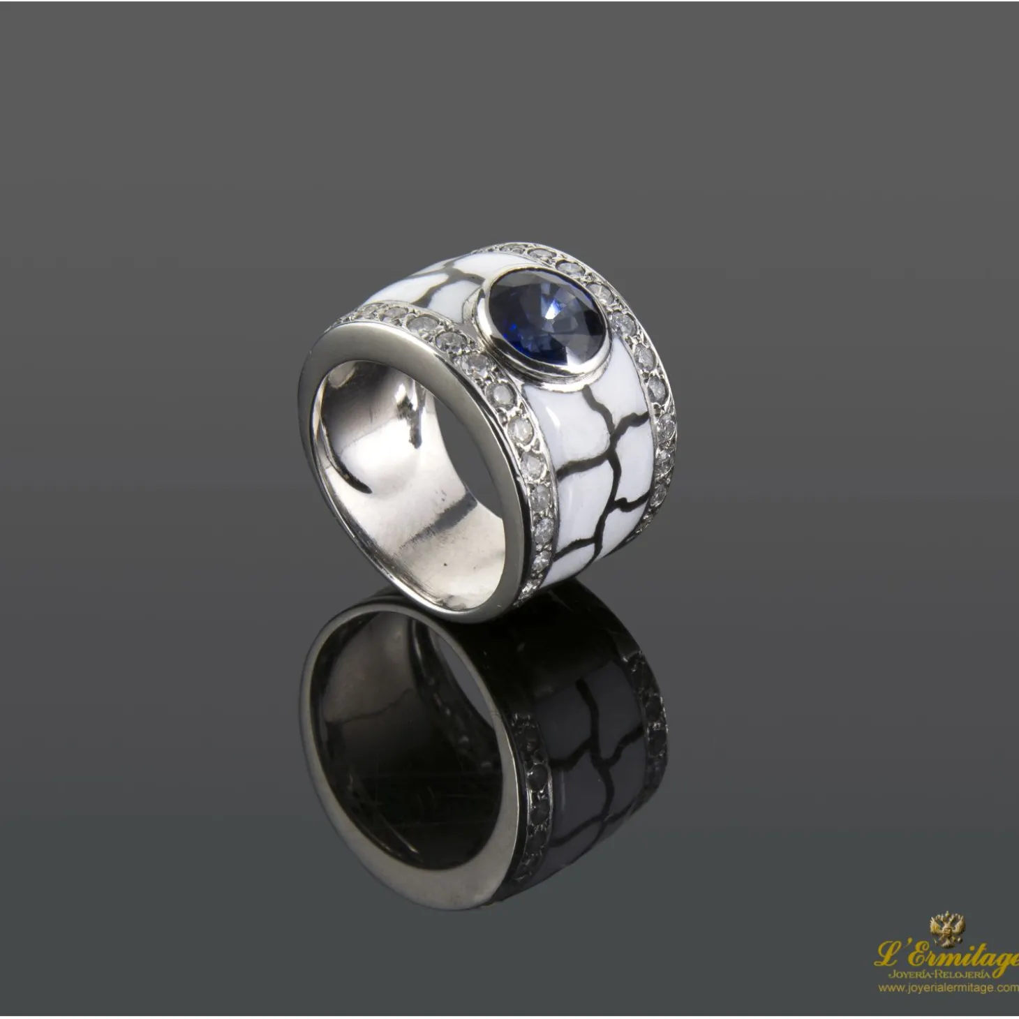 ANILLOS / SORTIJAS Sortija oro blanco esmalte zafiro y diamantes.