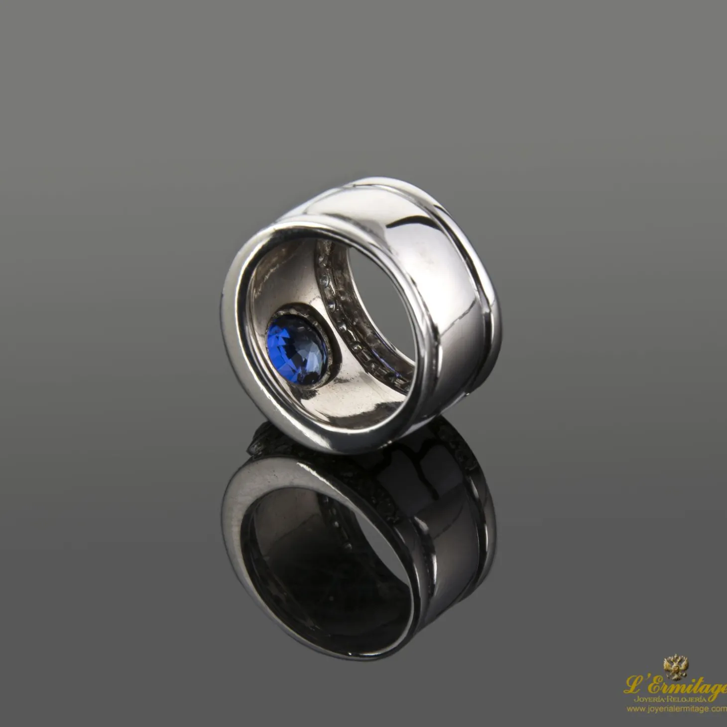 ANILLOS / SORTIJAS Sortija oro blanco esmalte zafiro y diamantes.