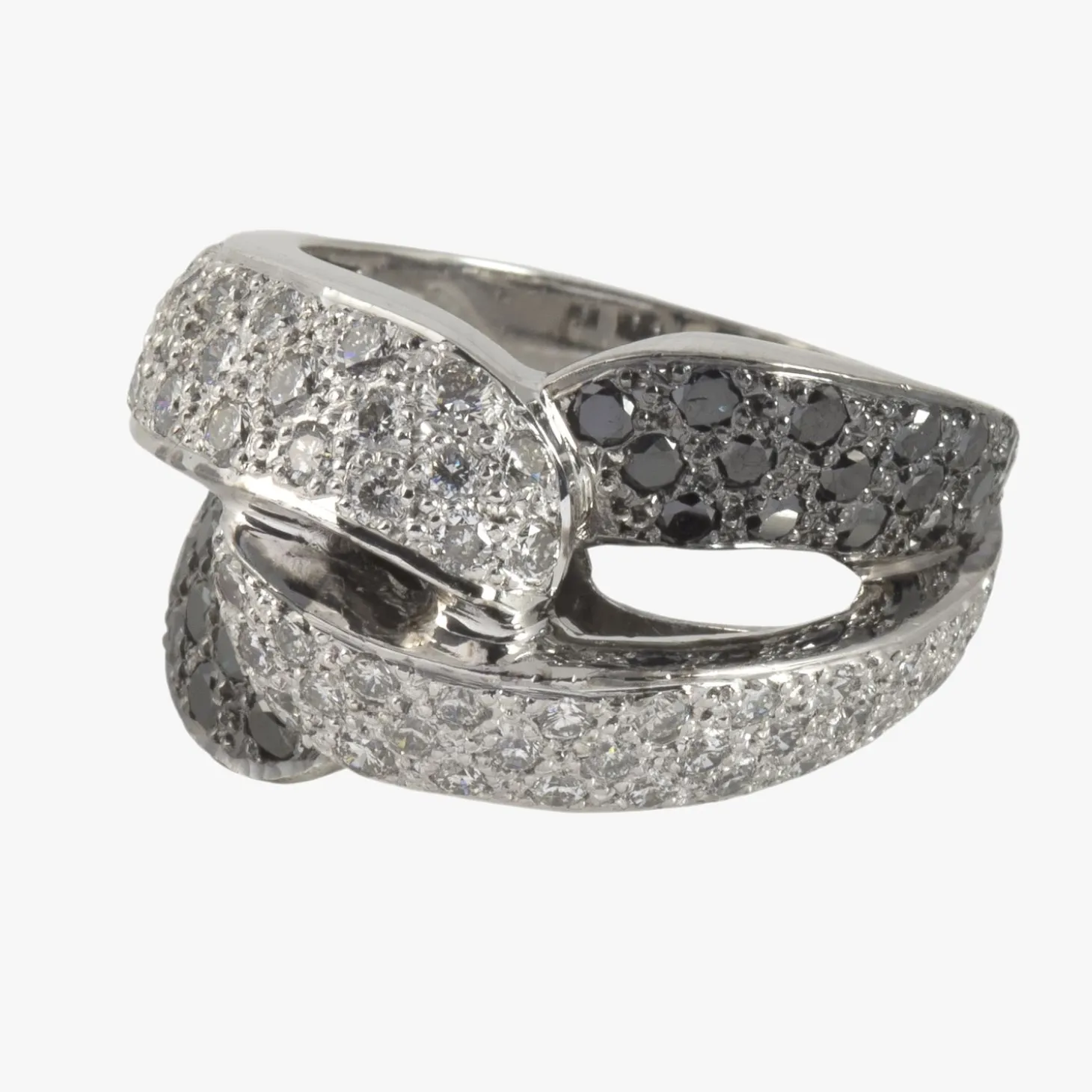 ANILLOS / SORTIJAS Sortija oro blanco con diamantes naturales.