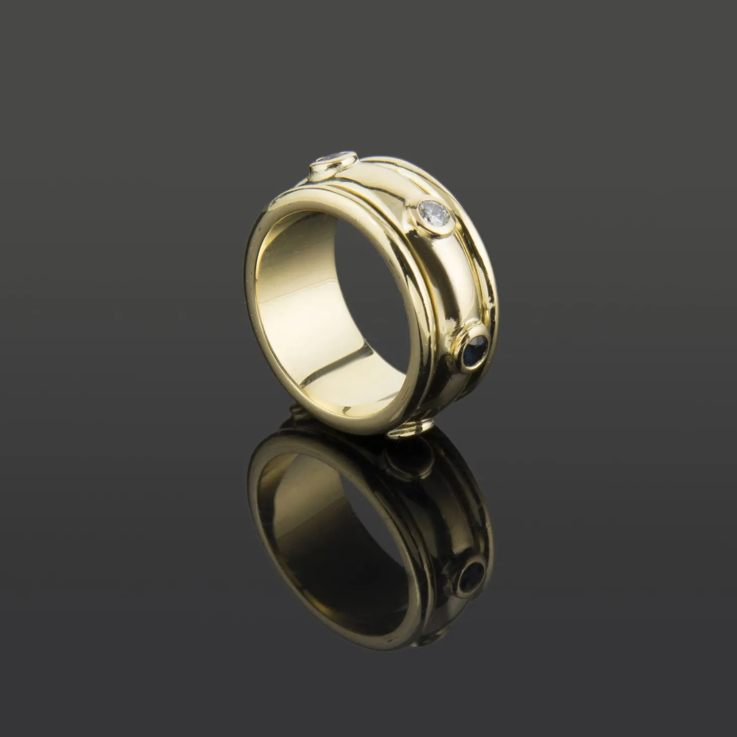 ANILLOS / SORTIJAS Sortija oro amarillo rubíes zafiros y diamantes. Talla nº 12.