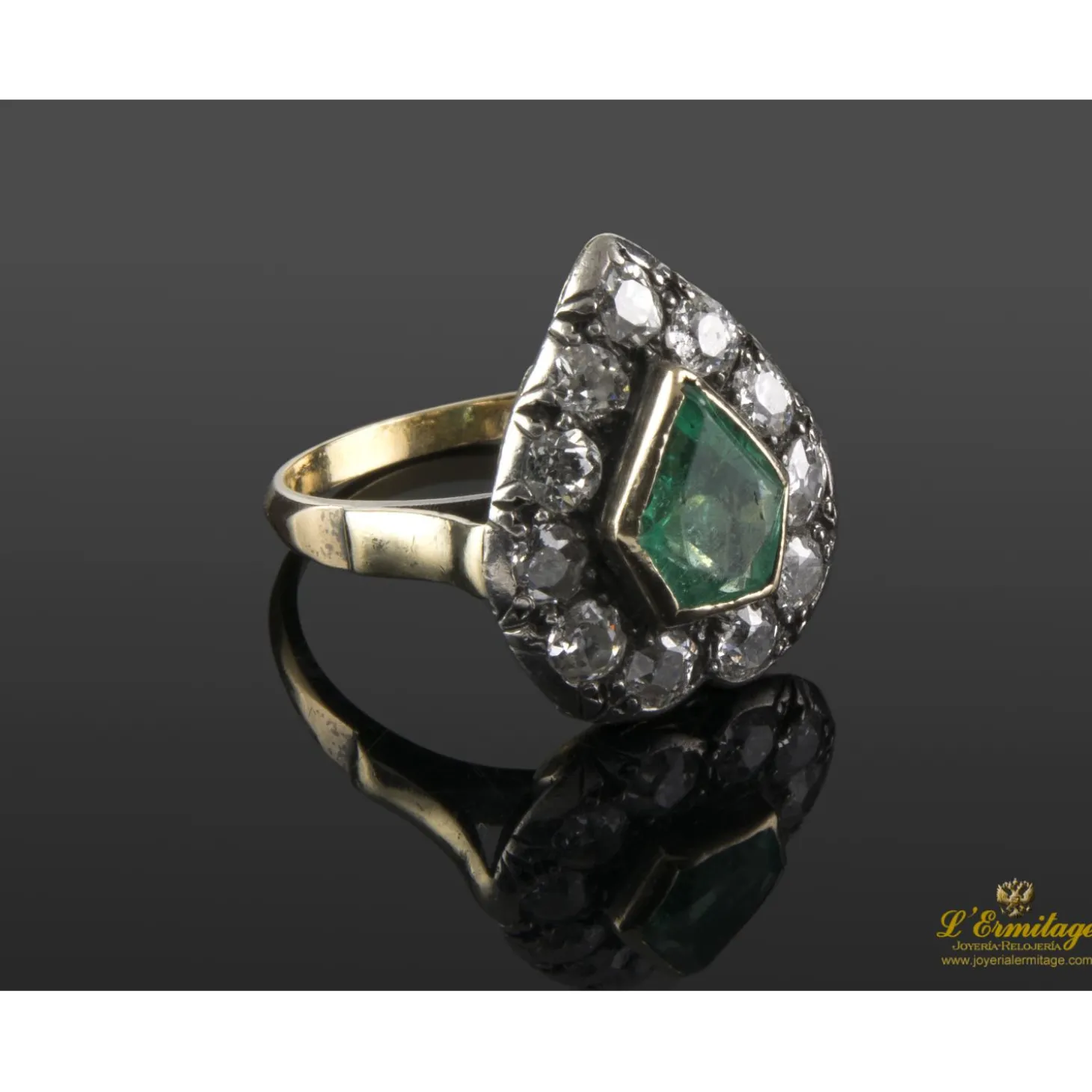ANILLOS / SORTIJAS Sortija oro amarillo esmeralda y diamantes talla antigua.