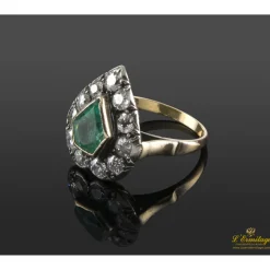 ANILLOS / SORTIJAS Sortija oro amarillo esmeralda y diamantes talla antigua.