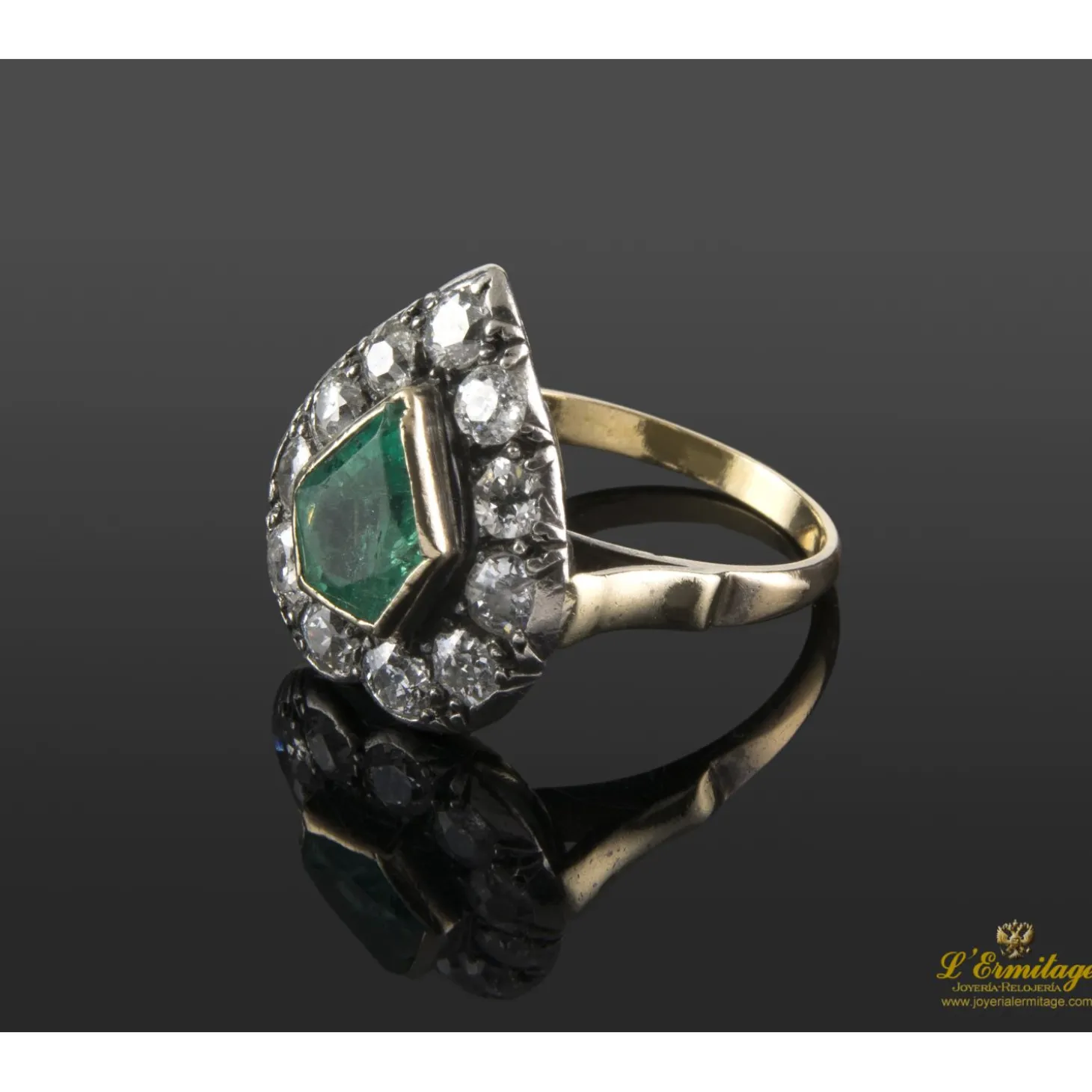 ANILLOS / SORTIJAS Sortija oro amarillo esmeralda y diamantes talla antigua.
