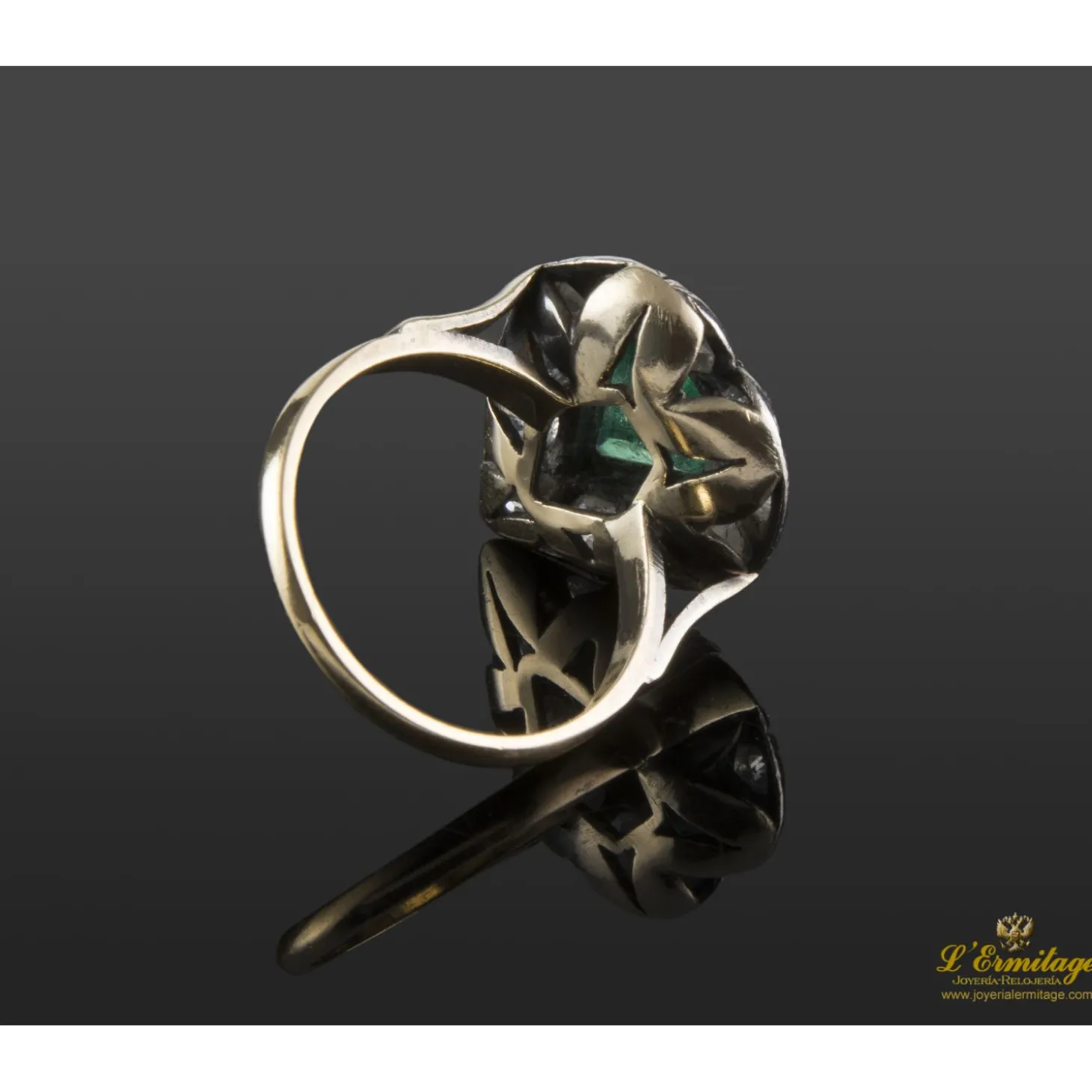 ANILLOS / SORTIJAS Sortija oro amarillo esmeralda y diamantes talla antigua.