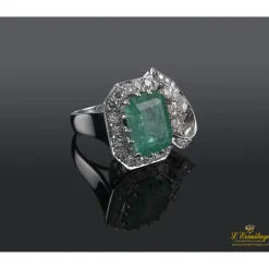 ANILLOS / SORTIJAS Sortija oro blanco esmeralda y diamantes.