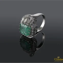 ANILLOS / SORTIJAS Sortija oro blanco esmeralda y diamantes.