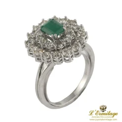 ANILLOS / SORTIJAS Sortija oro blanco esmeralda y diamantes.