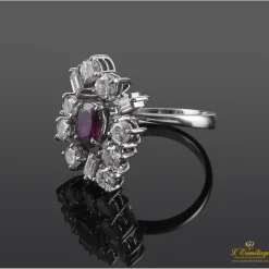 ANILLOS / SORTIJAS Sortija oro blanco rubi y btes.