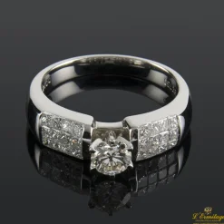 ANILLOS / SORTIJAS Sortija oro blanco y diamantes color i, pureza vs1 y peso 0,43 cts.