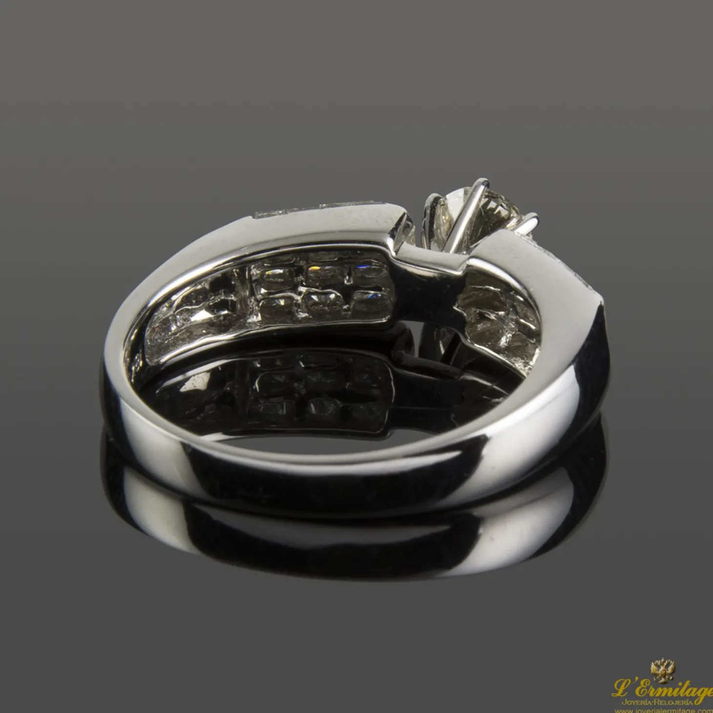 ANILLOS / SORTIJAS Sortija oro blanco y diamantes color i, pureza vs1 y peso 0,43 cts.