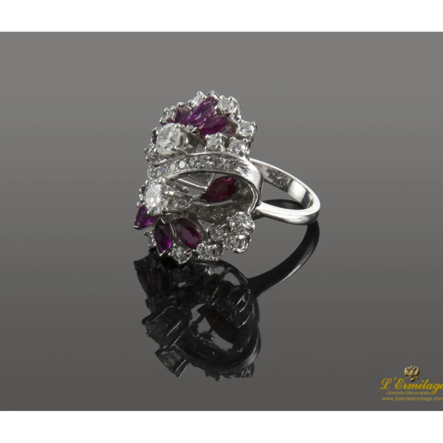 ANILLOS / SORTIJAS Sortija oro blanco brillantes y rubíes.