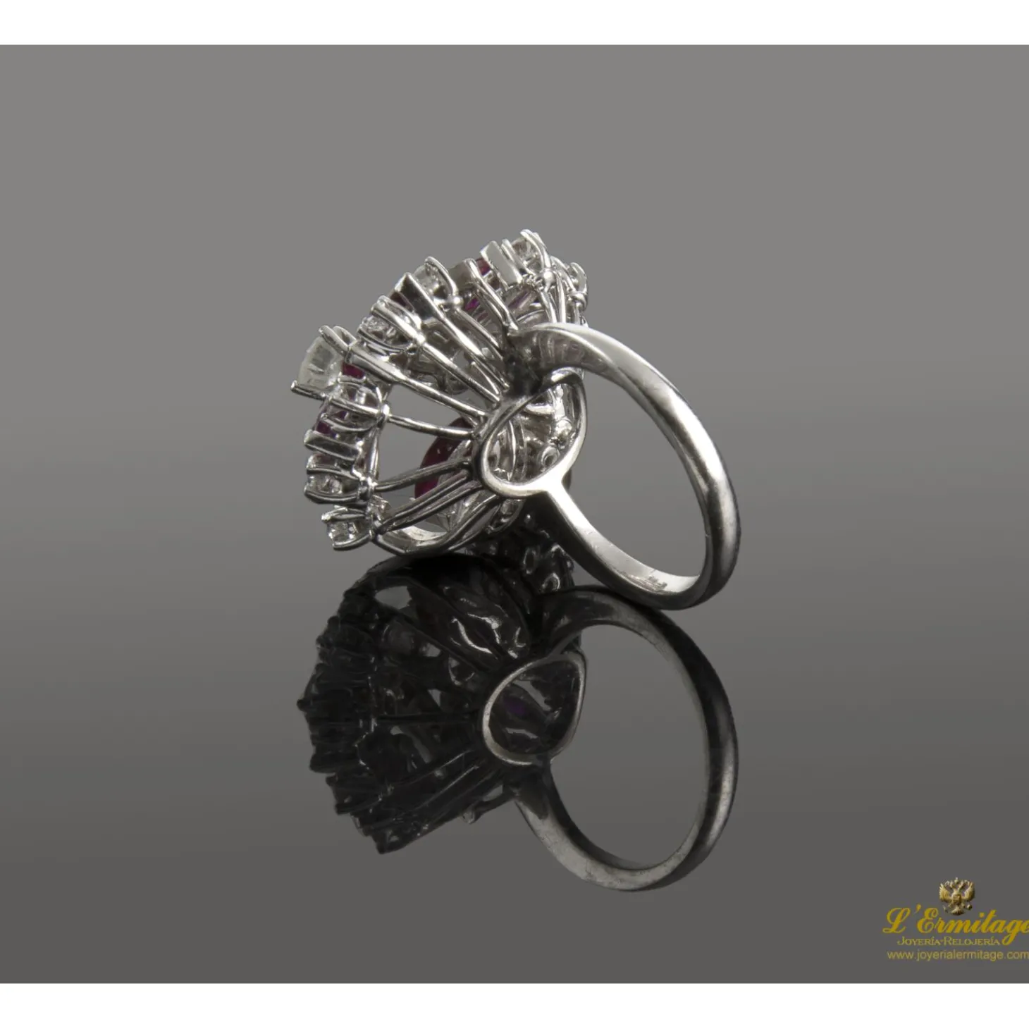 ANILLOS / SORTIJAS Sortija oro blanco brillantes y rubíes.
