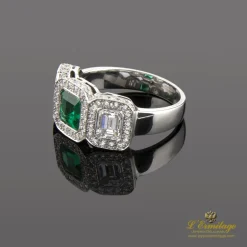 ANILLOS / SORTIJAS Sortija oro blanco esmeralda y diamantes.