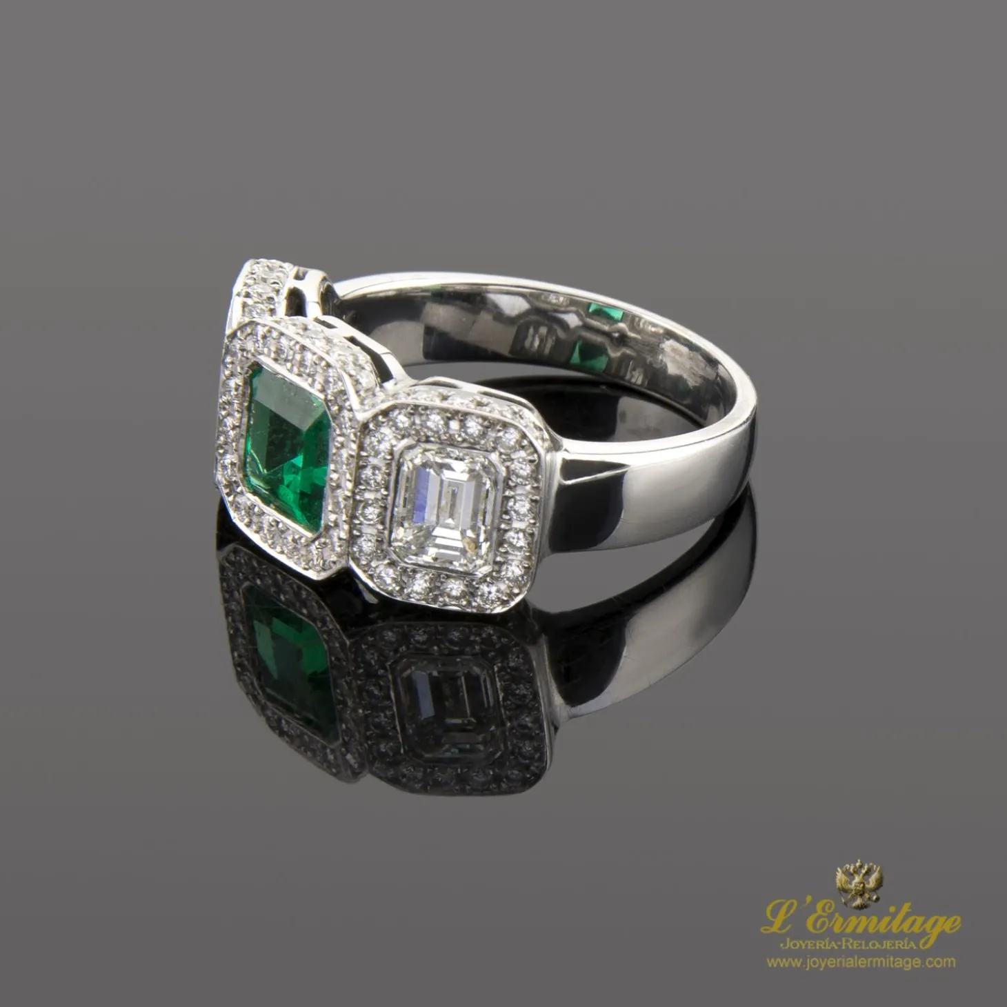 ANILLOS / SORTIJAS Sortija oro blanco esmeralda y diamantes.