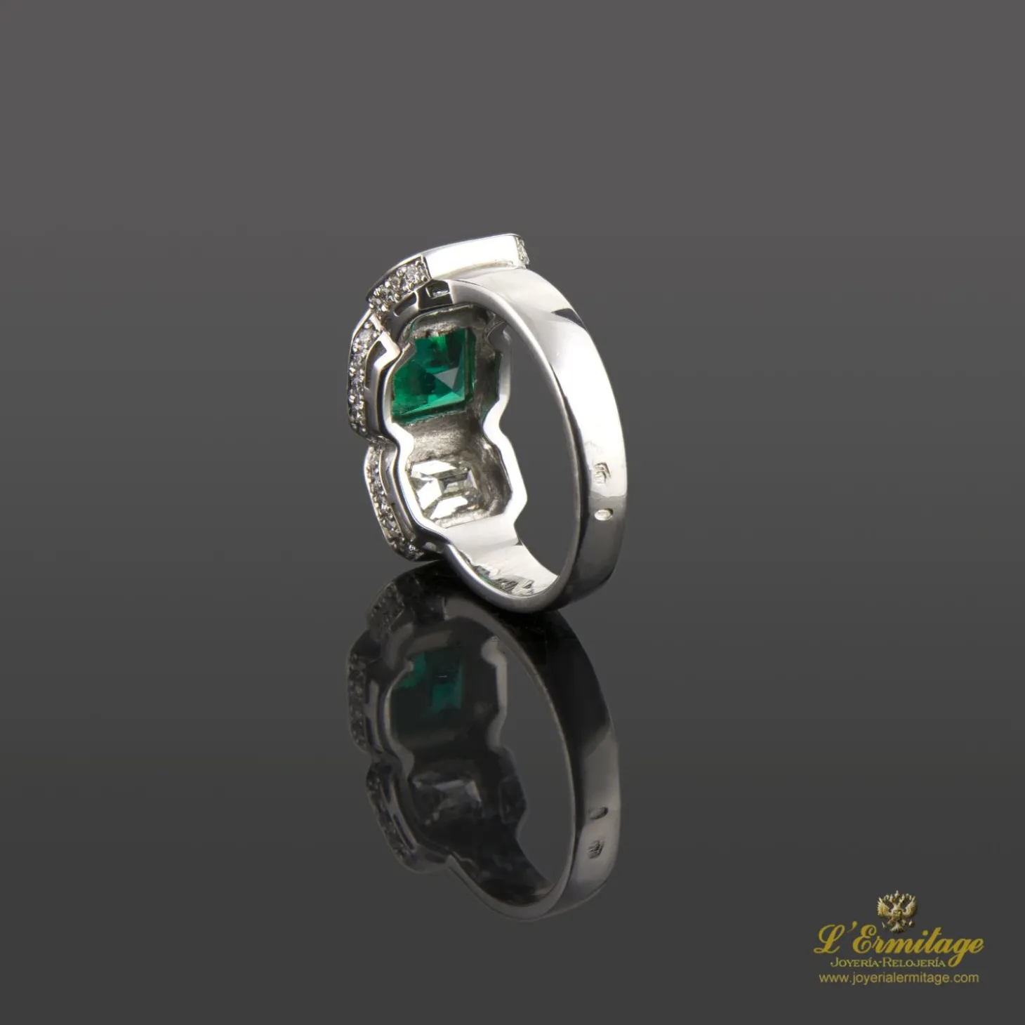 ANILLOS / SORTIJAS Sortija oro blanco esmeralda y diamantes.