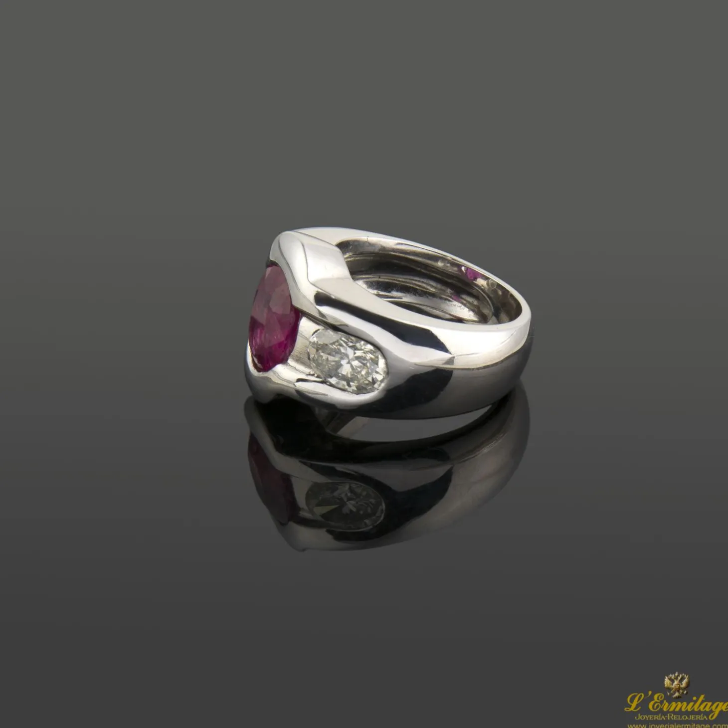 ANILLOS / SORTIJAS Sortija oro blanco rubí y diamantes.