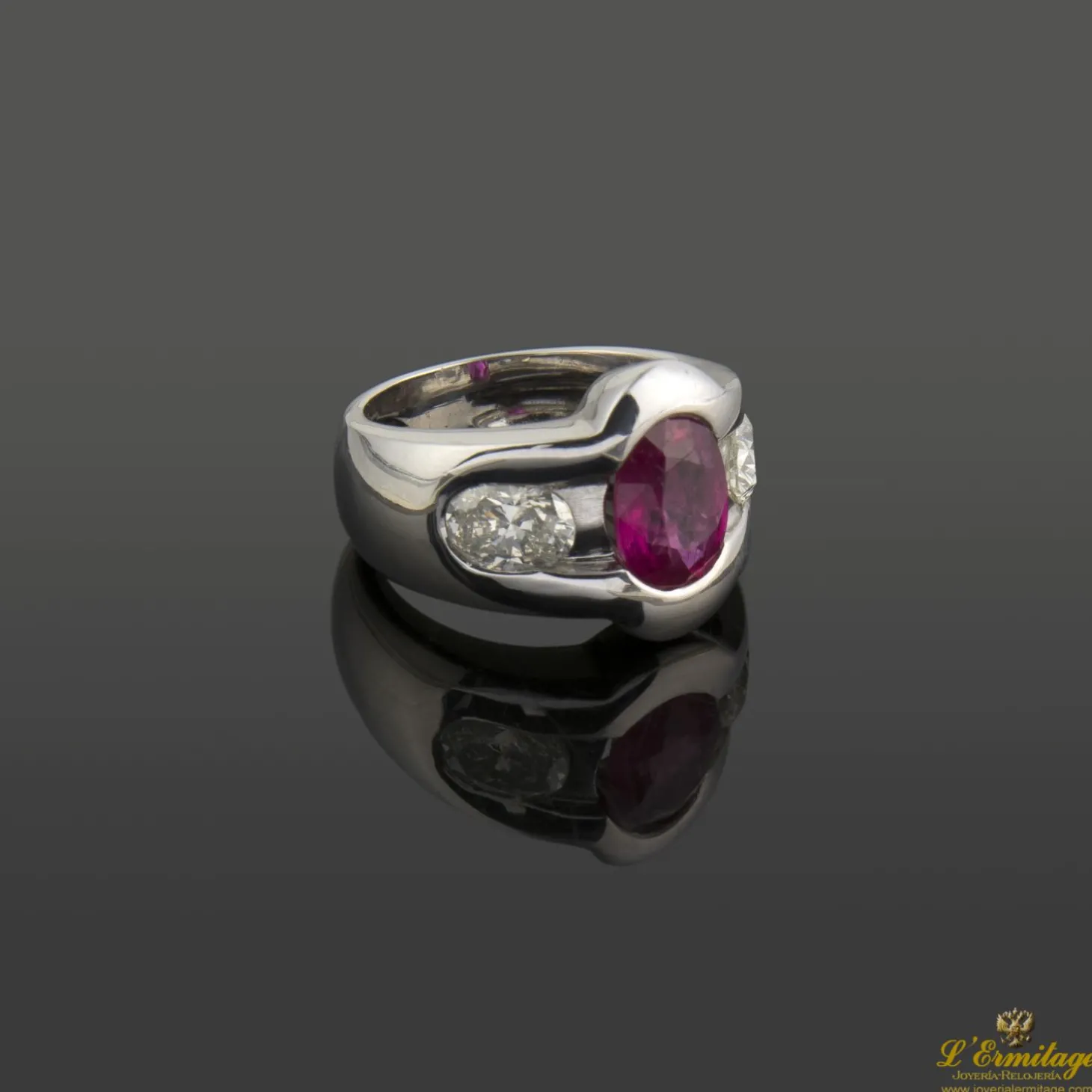 ANILLOS / SORTIJAS Sortija oro blanco rubí y diamantes.