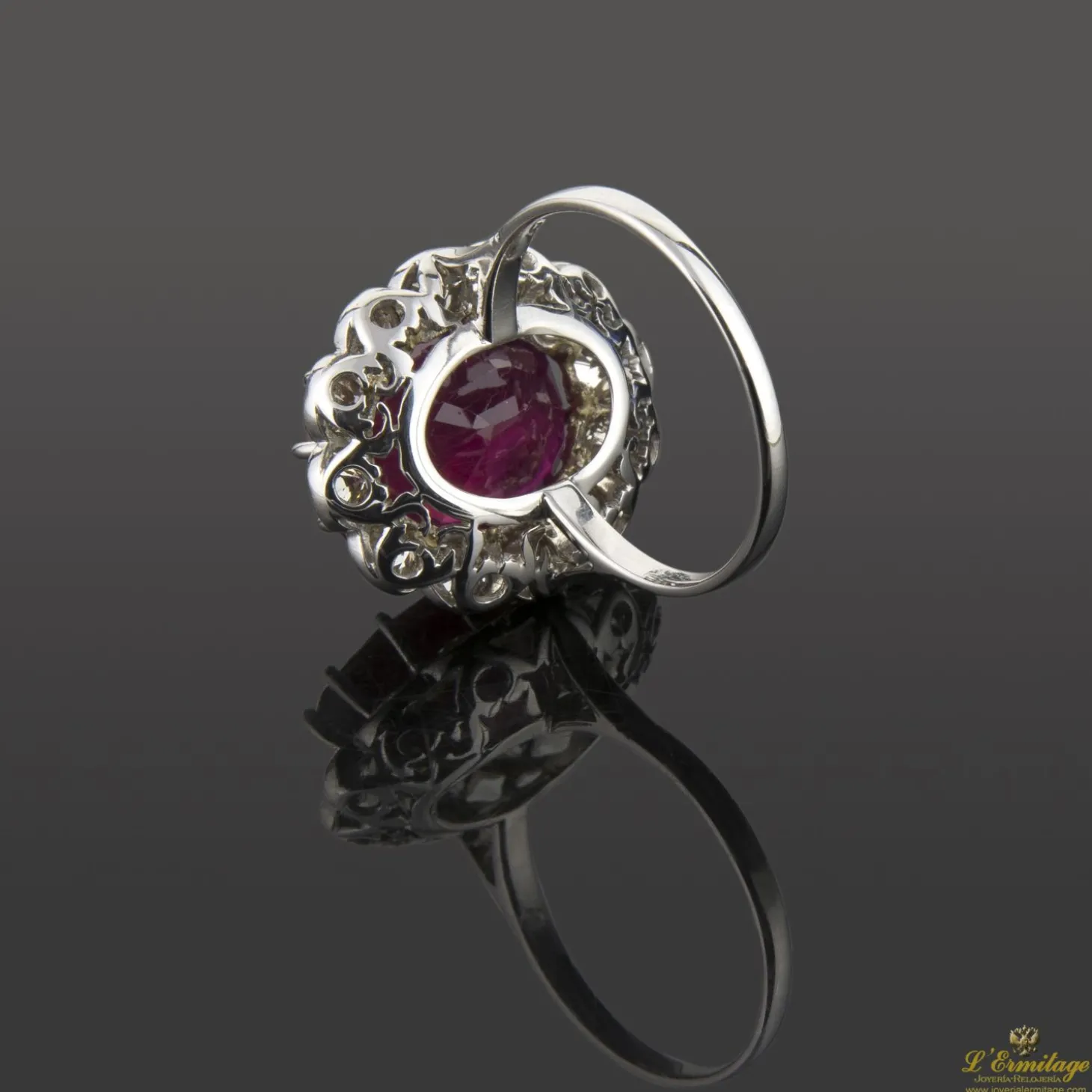 ANILLOS / SORTIJAS Sortija oro blanco rubí y diamantes.