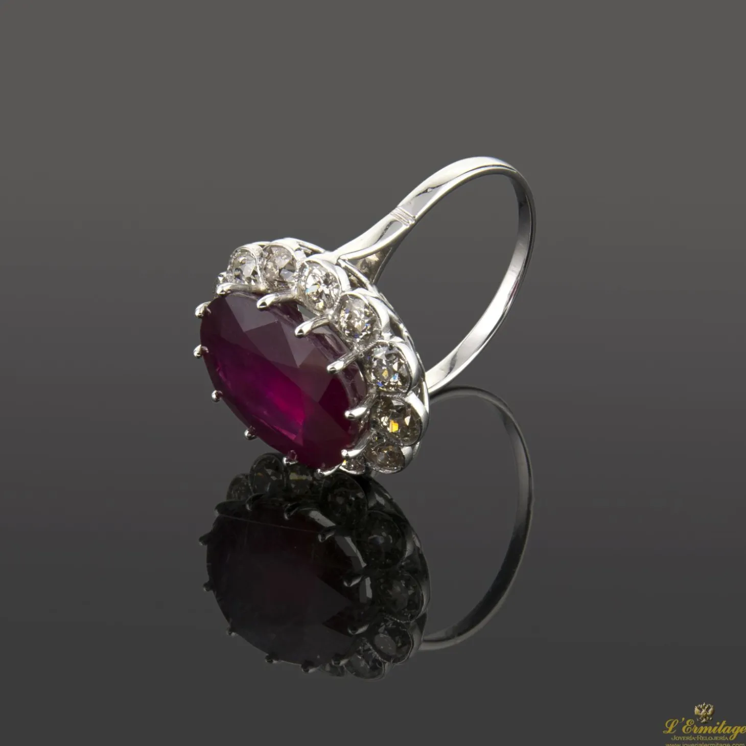 ANILLOS / SORTIJAS Sortija oro blanco rubí y diamantes.