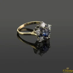 ANILLOS / SORTIJAS Sortija oro amarillo oro blanco zafiros y diamantes.