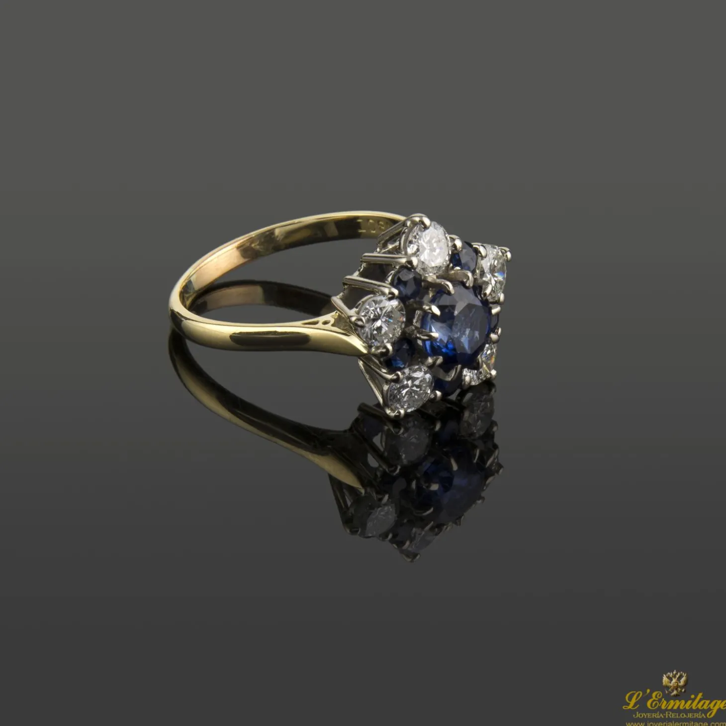 ANILLOS / SORTIJAS Sortija oro amarillo oro blanco zafiros y diamantes.