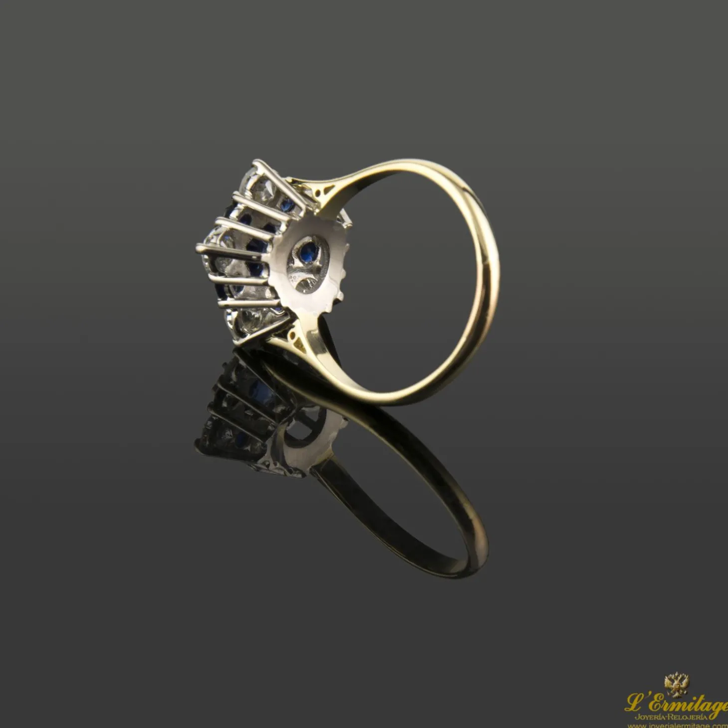 ANILLOS / SORTIJAS Sortija oro amarillo oro blanco zafiros y diamantes.