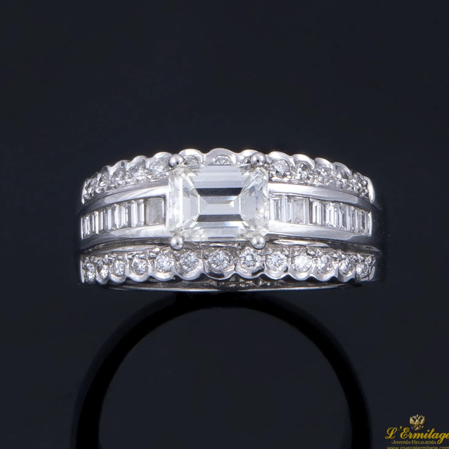 ANILLOS / SORTIJAS Sortija oro blanco con diamantes.