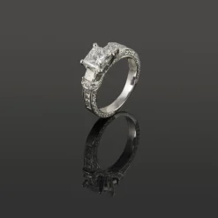 ANILLOS / SORTIJAS Sortija oro blanco y diamantes color g, pureza vvs1 y peso 1,60 cts.