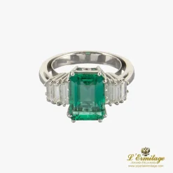 ANILLOS / SORTIJAS Sortija oro blanco esmeralda y diamantes baguette.