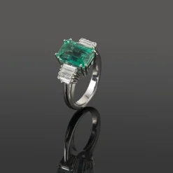 ANILLOS / SORTIJAS Sortija oro blanco esmeralda y diamantes baguette.