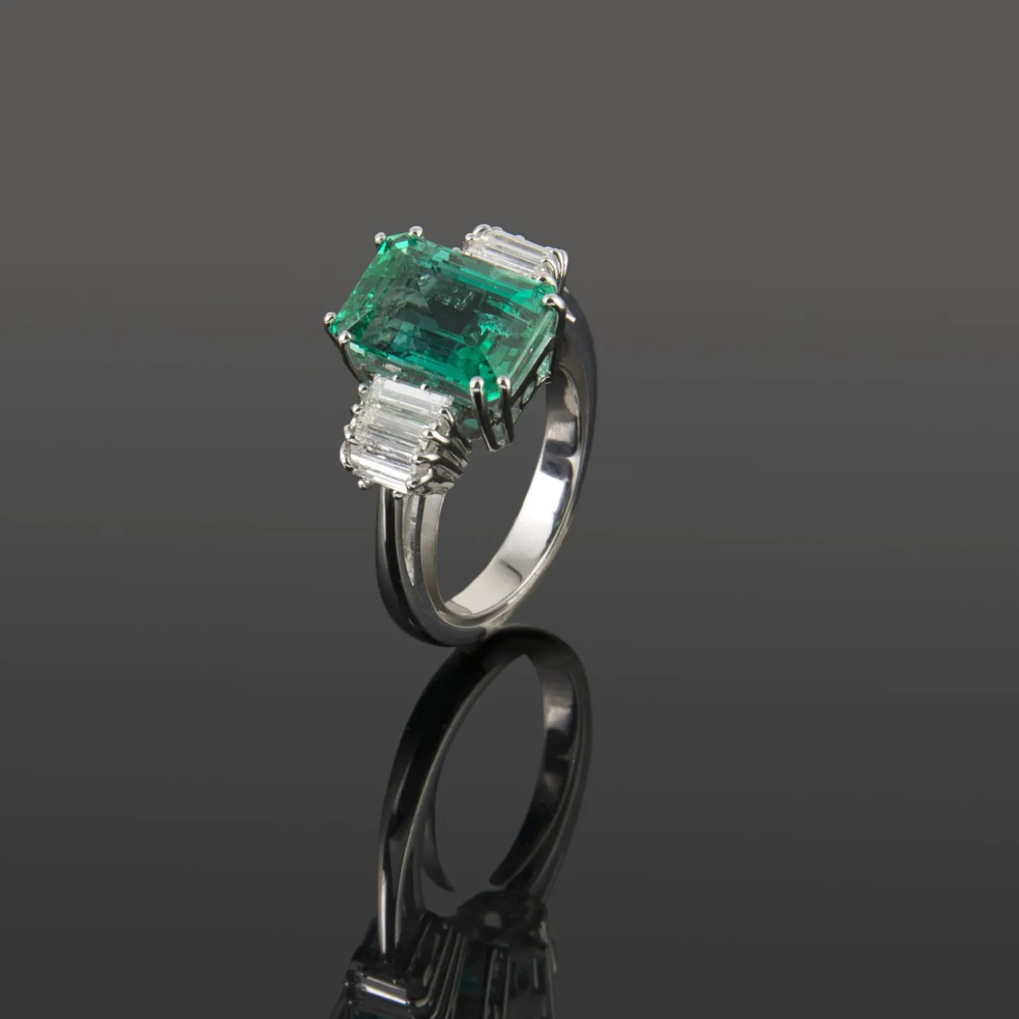 ANILLOS / SORTIJAS Sortija oro blanco esmeralda y diamantes baguette.