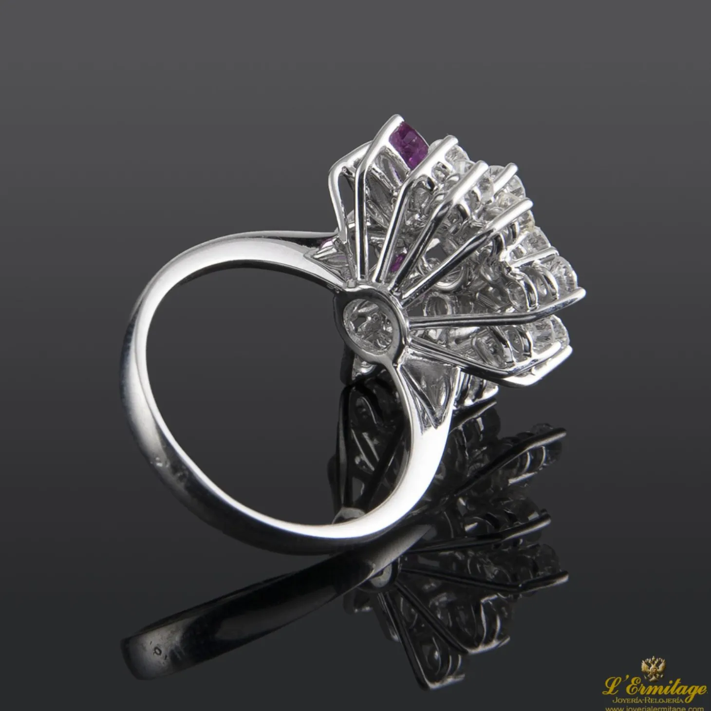 ANILLOS / SORTIJAS Sortija oro blanco rubíes y diamantes.