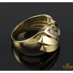 ANILLOS / SORTIJAS Sortija realizada en oro amarillo. Presenta una esmeralda natural y brillantes