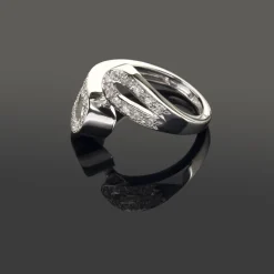 ANILLOS / SORTIJAS Sortija realizada en oro blanco y motivos con brillantes.